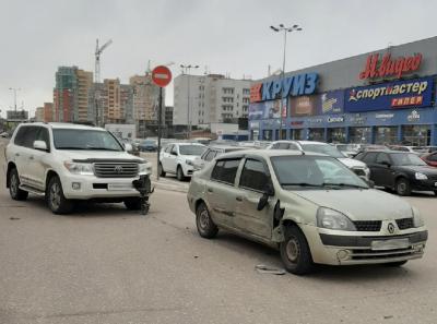 Возле ТРЦ «Круиз» столкнулись две иномарки