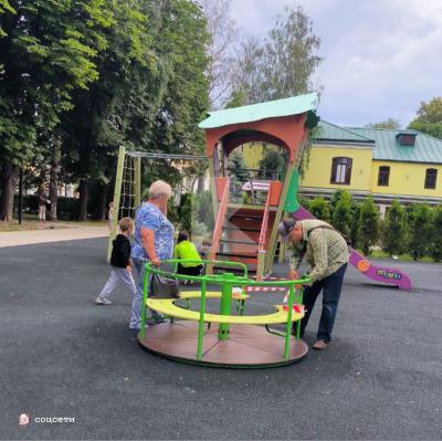 Рязанцы сообщили о поломке ещё одного элемента на детской площадке в Верхнем городском парке