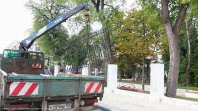 В Наташкином парке в Рязани начали установку металлического ограждения