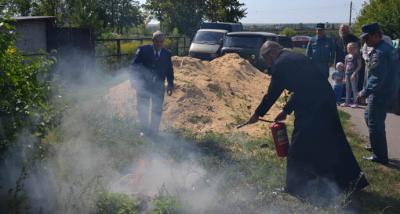 Милославский священник в считанные секунды затушил возгорание