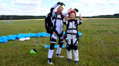 Рязанская пенсионерка победила онкологию и прыгнула с парашютом