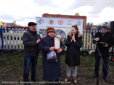 В Рязани на улице Пойменной жители отпраздновали открытие благоустроенной площадки