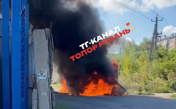 На улице Тепличной в Рязани сгорел автобус