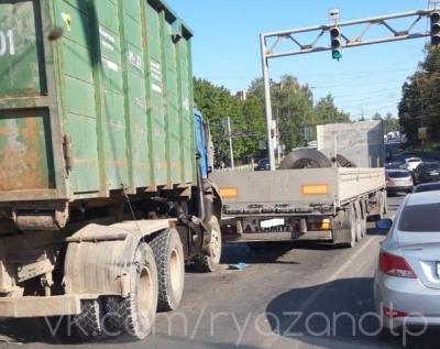 На путепроводе в Приокском столкнулись два грузовика