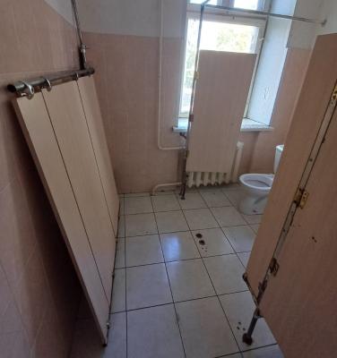 В рязанской школе не могут найти виновных в сносе перегородок в туалете