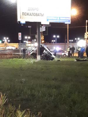 В Рязани около гипермаркета «Глобус» легковой автомобиль врезался в столб