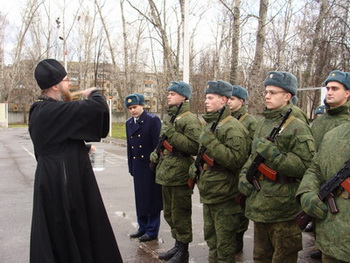 Новобранцев лётной воинской части посёлка Дягилево окропили святой водой
