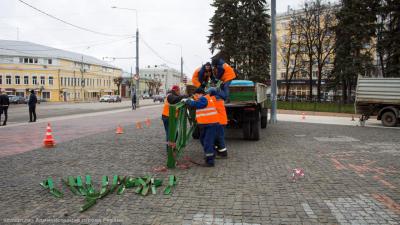 В Рязани начали собирать новогоднюю ёлку на площади Ленина