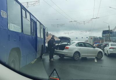 На Первомайском проспекте в Рязани троллейбус столкнулся с двумя и иномарками