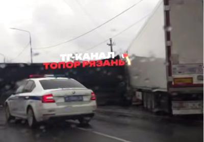 На Южной окружной дороге Рязани лоб в лоб столкнулись две фуры