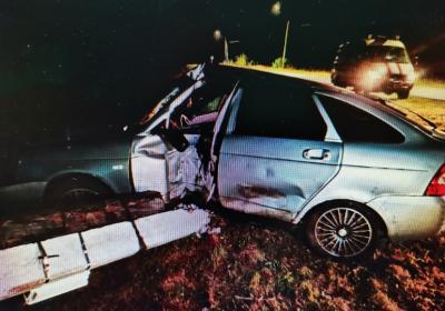 Под Ряжском легковушку размазало об столб