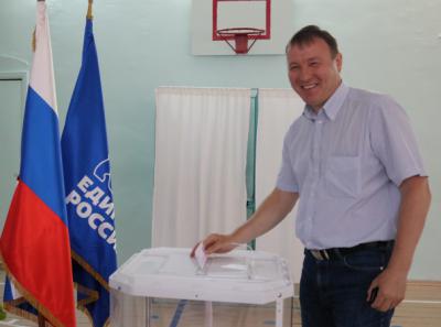 Александр Чайка пришёл на участок счётной комиссии для предварительного голосования