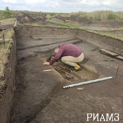 Археологи показали предметы из женского захоронения на Старой Рязани