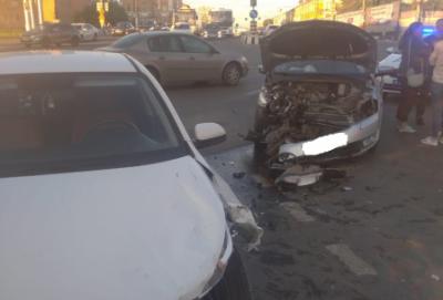 В центре Рязани столкнулись Skoda Octavia и Kia Rio, пострадала женщина