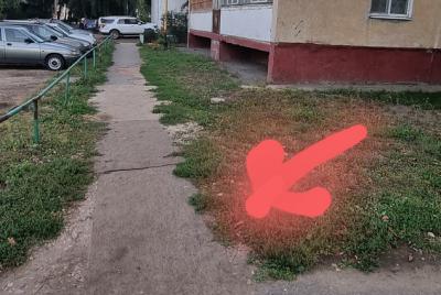 Во дворе дома в Сасово несколько лет вместо асфальта лежат половики