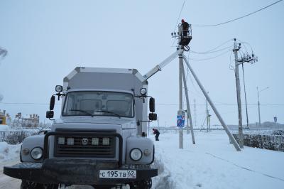 Электрики устраняют обрывы проводов в Старожиловском районе
