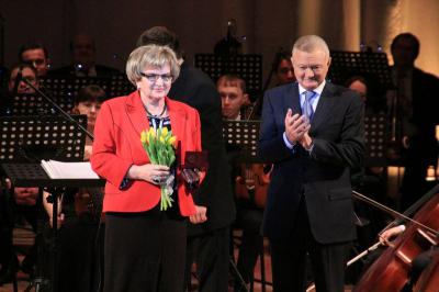 В Рязанской филармонии рязаночек поздравили с наступающим праздником весны