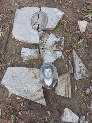 Вандалы разгромили несколько надгробий на кладбище в Рязани