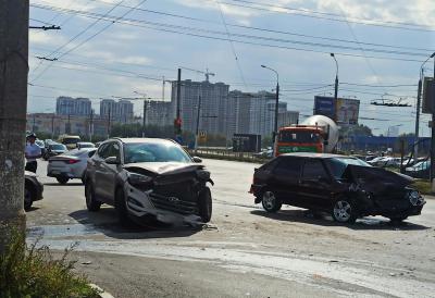 На Московском шоссе в Рязани жёстко столкнулись ВАЗ-2114 и Hyundai