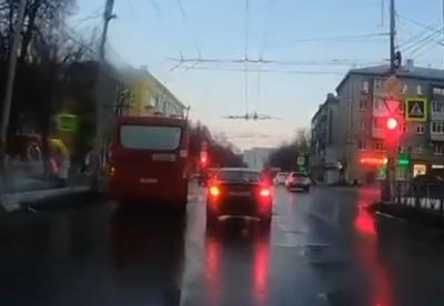 В центре Рязани маршрутка проехала перекрёсток на «красный» по «встречке»