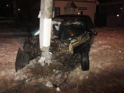 В Спасске пьяный водитель протаранил столб, пострадала пассажирка