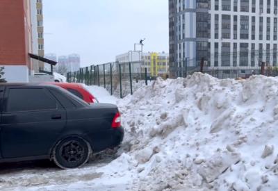 Жители Рязани пожаловались на горы неубранного снега во дворе