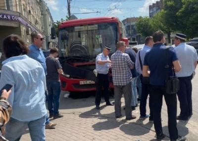 В центре Рязани автобус столкнулся с легковушкой