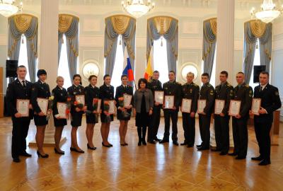 Елена Буняшина вручила именные стипендии губернатора курсантам военных вузов