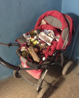 В Дашково-Песочне неизвестные завалили мусором детскую коляску