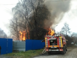 На улице Рыбацкой горит нежилой дом