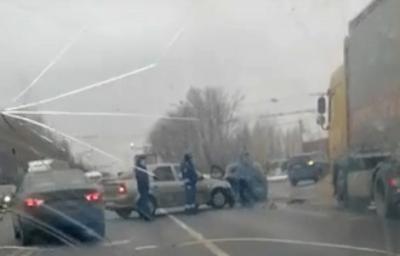 На выезде из Рязани столкнулись две легковушки и фура