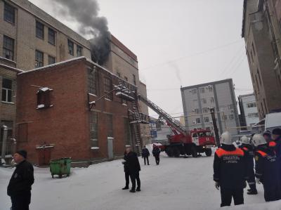 Из загоревшегося здания бывшего завода САМ эвакуировали 100 человек