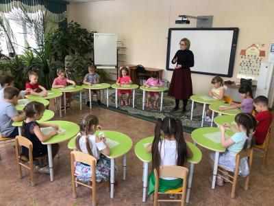 Рязанские волонтёры из профсоюза железнодорожников обучают детей бисероплетению