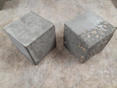 Результаты испытаний образцов после выдержки в агрессивной среде: слева образец высокопрочного бетона, справа обычный бетон В25.