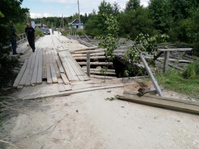 В Рязанском районе лесовоз обрушил деревянный мост