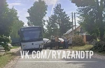 В Дягилево столкнулись автобус и Kia Specrta