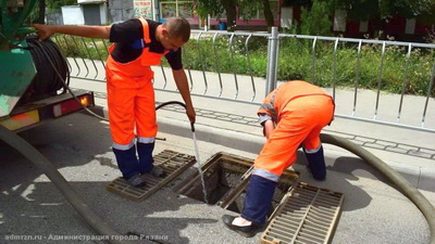 В Рязани продолжают прочистку ливневой канализации