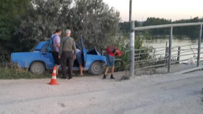 В Новомичуринске ВАЗ-2105 протаранил понтонный мост