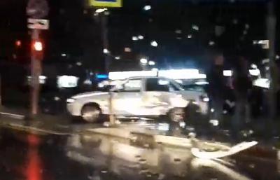 На улице Есенина в Рязани легковушка после ДТП вылетела на тротуар