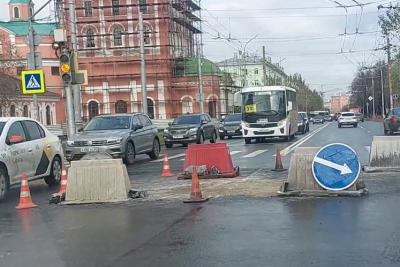 Асфальт в центре Рязани разрыли, чтобы отрегулировать высоту крышек колодцев