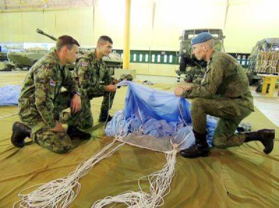 Военнослужащие из Сербии и Белоруссии осваивают парашютную систему специального назначения в Рязани