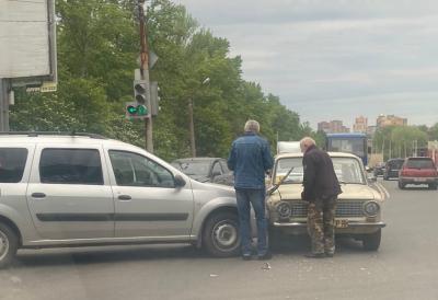 На Южной окружной дороге в Рязани столкнулись «копейка» и «Лада Ларгус»