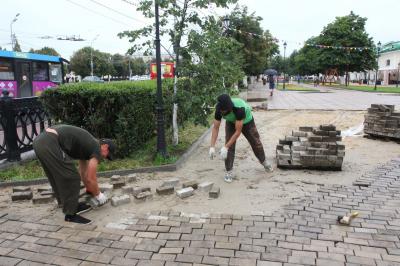Тротуар у торговых рядов в Рязани временно выложили старой плиткой
