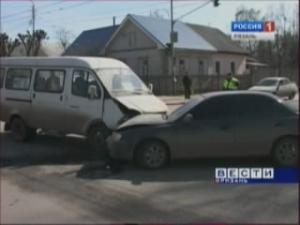 В Рязани маршрутное такси с дюжиной пассажиров столкнулась с иномаркой