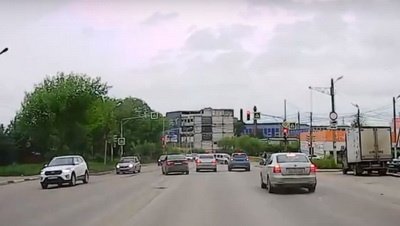 В Рязани на улице Зубковой водитель иномарки нарушил сразу несколько правил