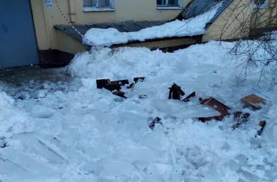 Жители Дягилево пожаловались на рухнувший с крыши лёд