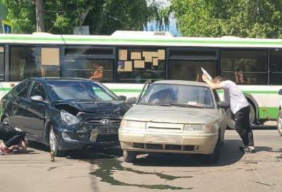 На улице Новой в Рязани жёстко столкнулись «десятка» и Hyundai