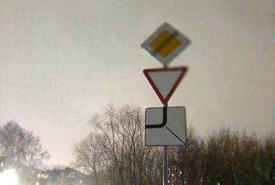Рязанцы просят привести в порядок знаки на перекрёстке улиц Костычева и Птицеводов
