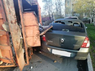 В Рязани на припаркованные машины упал мусоровоз