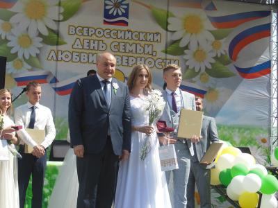 Игорь Греков вручил молодожёнам медальоны любви и верности